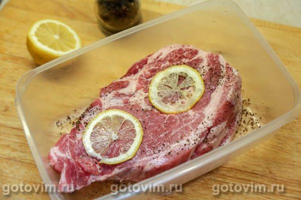 Стейк из свиной шейки с лимоном, перцем и чесноком на сковроде