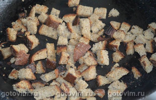 Салат из копченой курицы, ананасами и сухариками