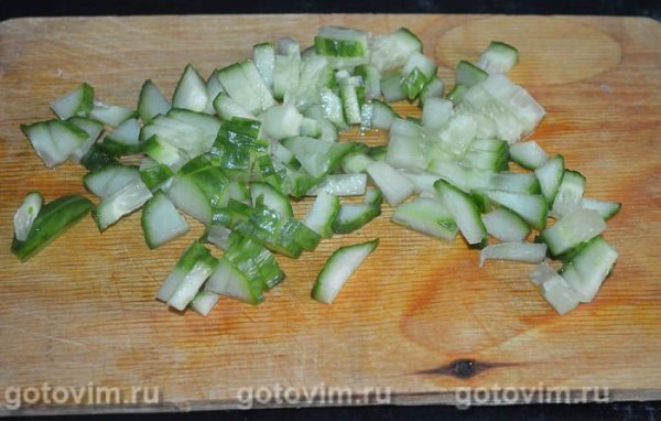 Салат из копченой курицы, ананасами и сухариками