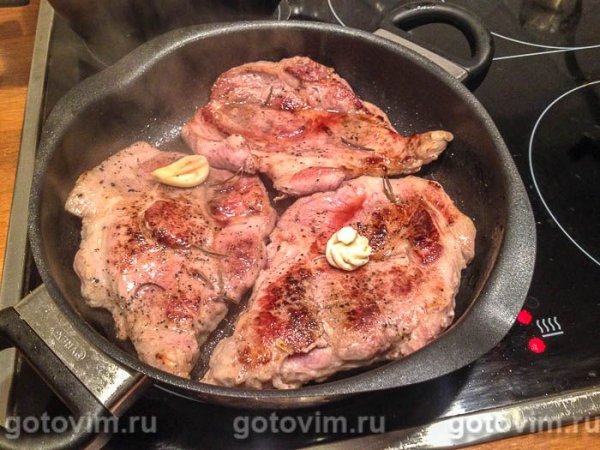 Стейк из свиной шейки с лимоном, перцем и чесноком на сковроде