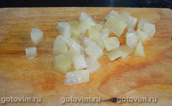 Салат из копченой курицы, ананасами и сухариками