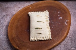 Слоеные пирожки с сыром и луком