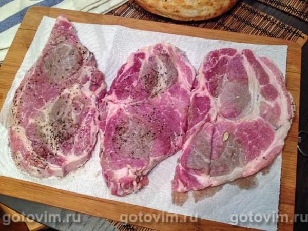 Стейк из свиной шейки с лимоном, перцем и чесноком на сковроде