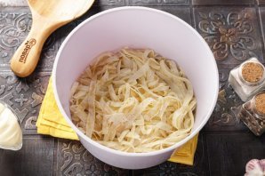 Салат с курицей и блинчиками