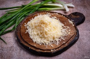 Слоеные пирожки с сыром и луком