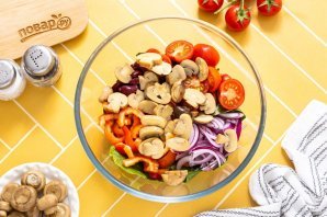 Салат с маринованными шампиньонами Салат с маринованными шампиньонами