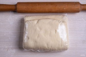 Слоеные пирожки с сыром и луком