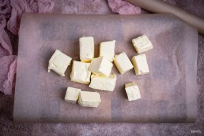 Слоеные пирожки с сыром и луком