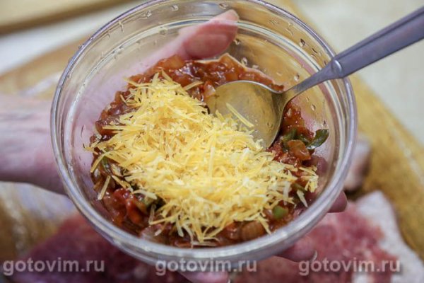 Рулет из свинины с острым перцем, беконом и сыром