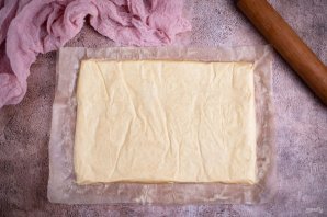 Слоеные пирожки с сыром и луком