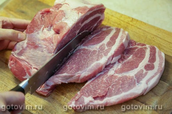 Стейк из свиной шейки с лимоном, перцем и чесноком на сковроде