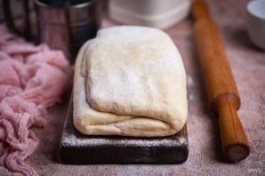 Слоеные пирожки с сыром и луком