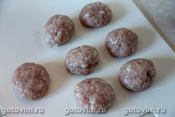 Котлеты из свинины с курицей, запеченные в овощном соусе