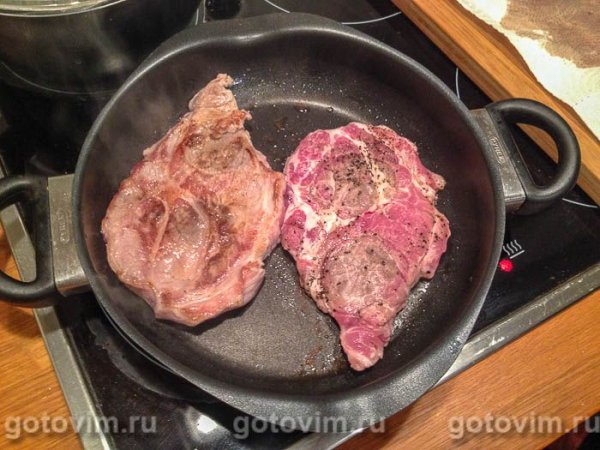 Стейк из свиной шейки с лимоном, перцем и чесноком на сковроде