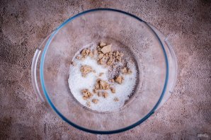 Слоеные пирожки с сыром и луком