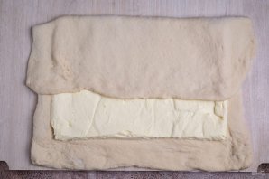 Слоеные пирожки с сыром и луком