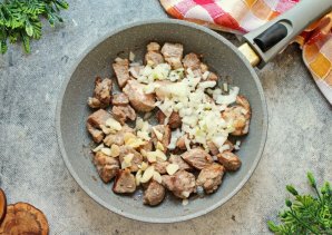 Свинина с кабачками и помидорами