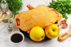 Утка в рукаве с яблоками