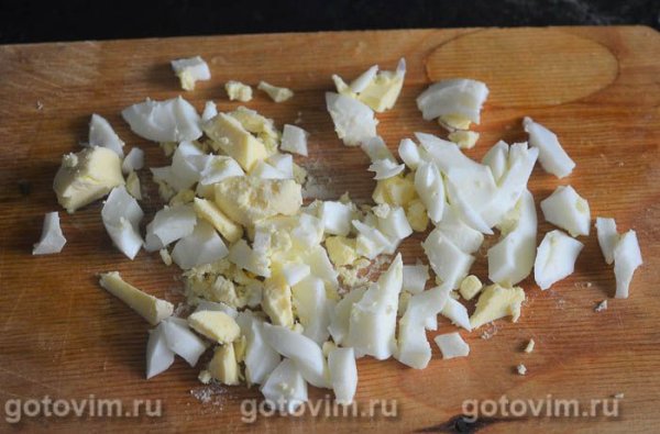 Салат из копченой курицы, ананасами и сухариками