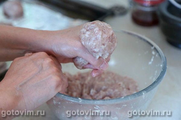 Котлеты из свинины с курицей, запеченные в овощном соусе