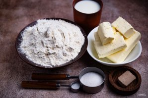 Слоеные пирожки с сыром и луком