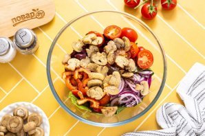 Салат с маринованными шампиньонами Салат с маринованными шампиньонами