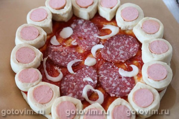 Пицца-пирог с бортиком из сосисок