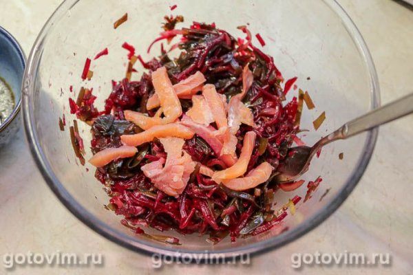 Салат из свеклы с морской капустой и соленой форелью 