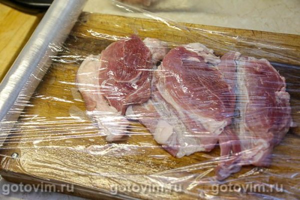 Рулет из свинины с острым перцем, беконом и сыром