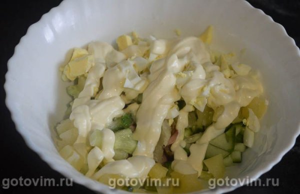 Салат из копченой курицы, ананасами и сухариками