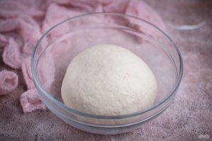 Слоеные пирожки с сыром и луком