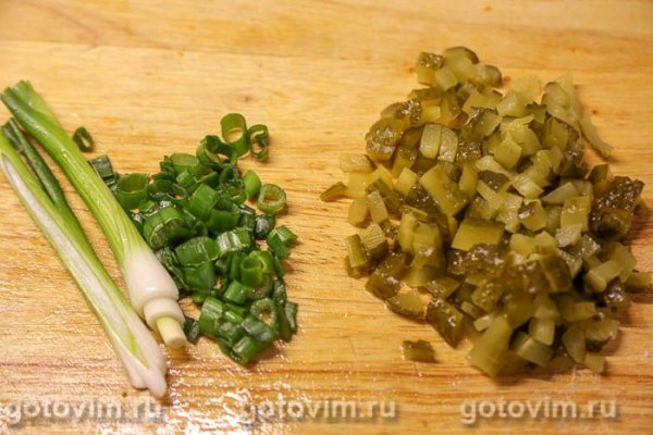 Салат Оливье с жареной свининой