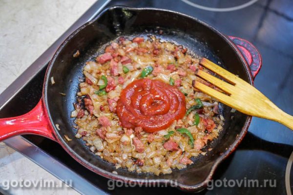 Рулет из свинины с острым перцем, беконом и сыром