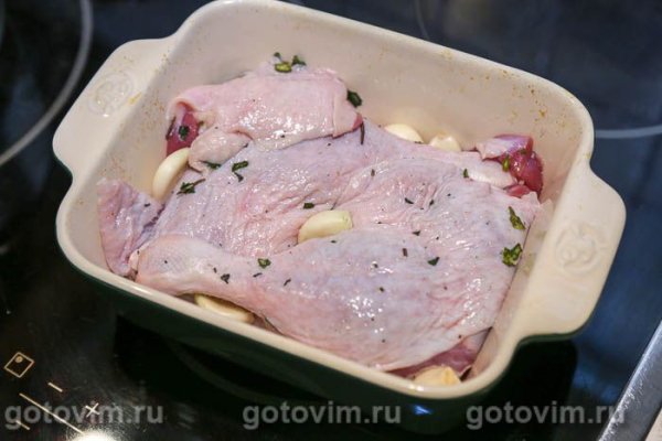 Утиные ножки конфи с клюквенным соусом и запеченным картофелем