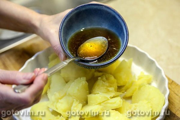 Картофель кусочками, приготовленный с бульоном в микроволновке
