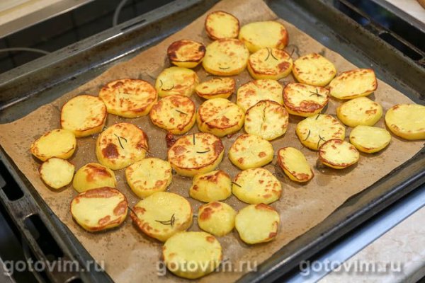 Утиные ножки конфи с клюквенным соусом и запеченным картофелем