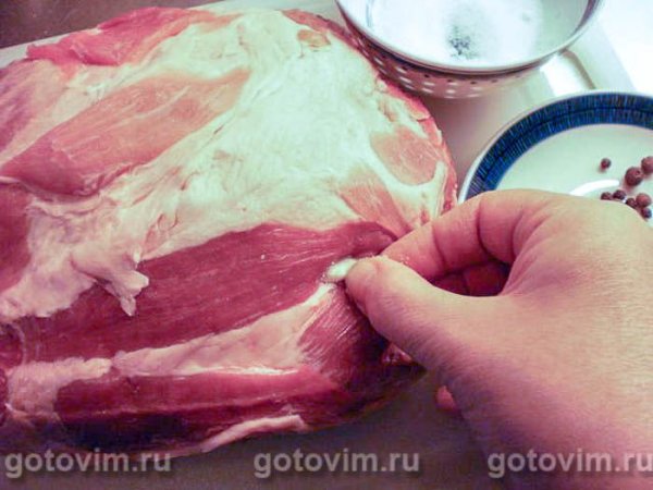 Свинина, фаршированная чесноком с картофельным салатом