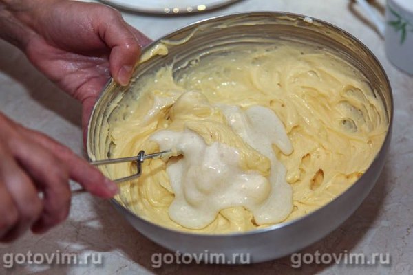 Рулет из безе с масляным кремом