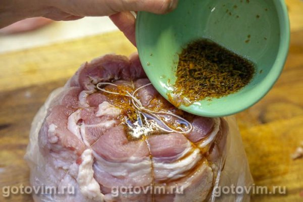Рулет из свиного подчеревка (пашины) с клюквой и мандаринами 