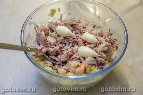 Салат «Оливье» с ланспиком, цыпленком и креветками по старинному рецепту Салат «Оливье» с ланспиком, цыпленком и креветками по старинному рецепту