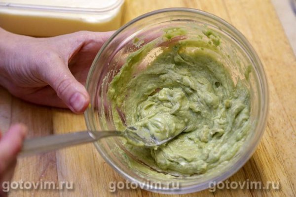 Закуска из авокадо со сливочным маслом и красной икрой