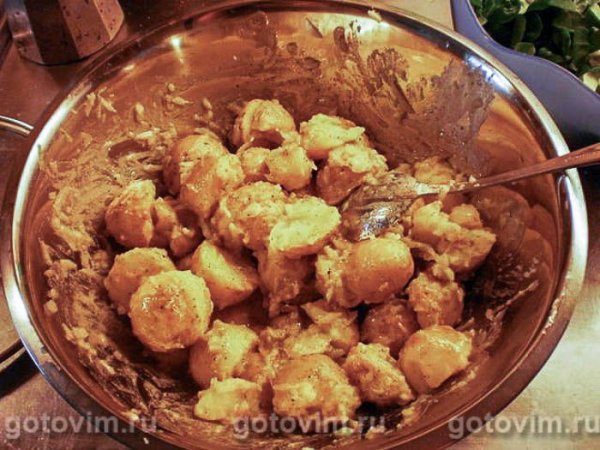 Свинина, фаршированная чесноком с картофельным салатом