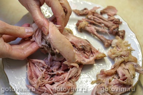 Салат «Оливье» с ланспиком, цыпленком и креветками по старинному рецепту Салат «Оливье» с ланспиком, цыпленком и креветками по старинному рецепту