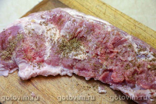 Рулет из свиного подчеревка (пашины) с клюквой и мандаринами 