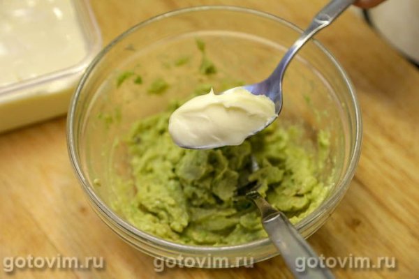 Закуска из авокадо со сливочным маслом и красной икрой