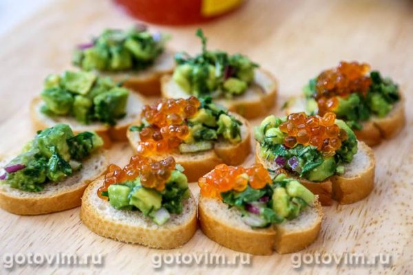 Закуска с икрой и авокадо