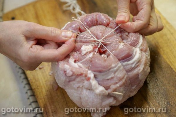Рулет из свиного подчеревка (пашины) с клюквой и мандаринами 