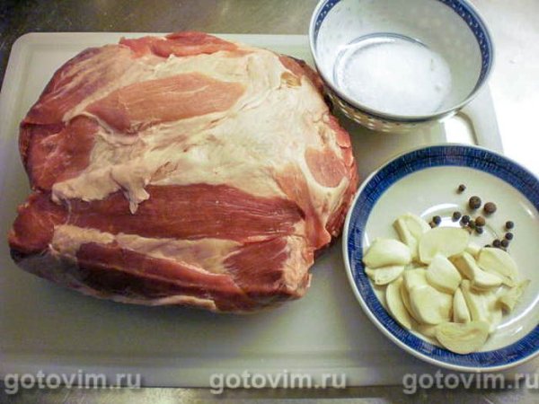 Свинина, фаршированная чесноком с картофельным салатом