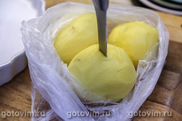 Картофель кусочками, приготовленный с бульоном в микроволновке