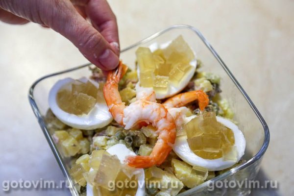 Салат «Оливье» с ланспиком, цыпленком и креветками по старинному рецепту Салат «Оливье» с ланспиком, цыпленком и креветками по старинному рецепту